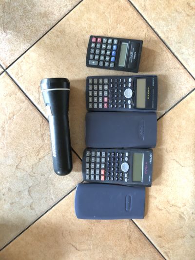 Kalkulačky, dva druhy, tři kusy, baterká