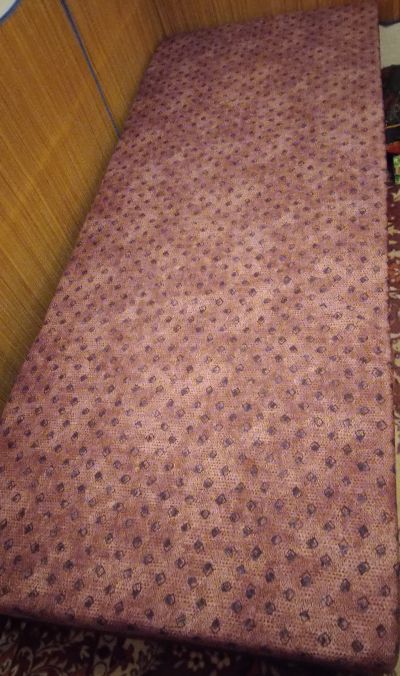 postel s úložným prostorem