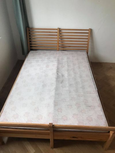 Daruji postel z borovice 140x200 cm s matrací a roštem.