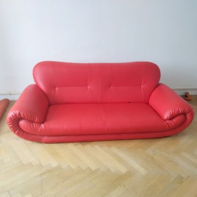 Daruji červený gauč
