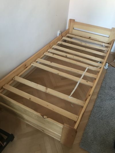 Daruji dřevěnou postel s roštem 90x200 cm