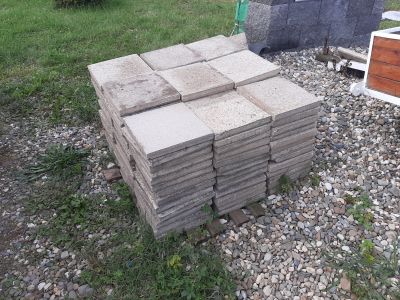 Daruji starou betonovou dlažbu 30 x 30 cm, asi 120 kusů.
