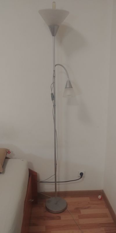 Stojací funkční lampa