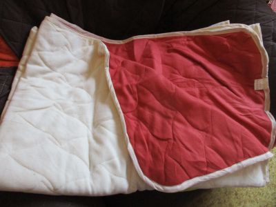 Červenobílá deka