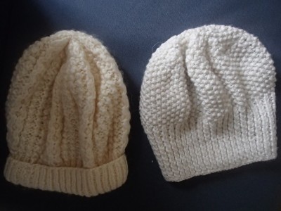 Dvě dětské čepičky pletené