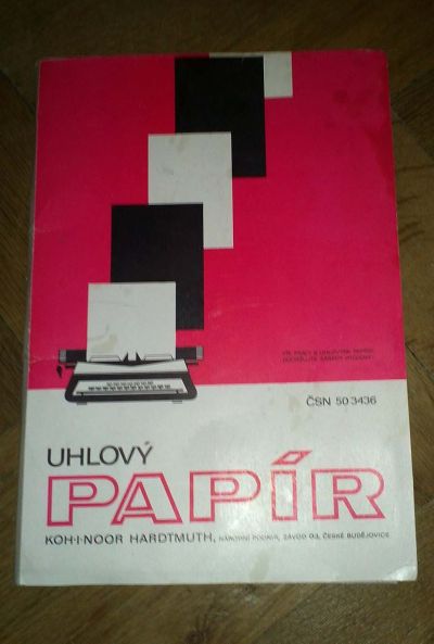 retro uhlový papír