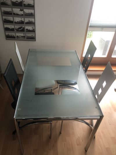 Stůl se skleněnou deskou a 4 židle
