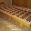 Dřevěná postel s roštem bez matrace