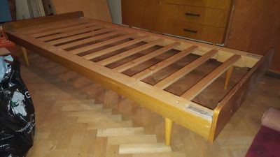 Dřevěná postel s roštem bez matrace
