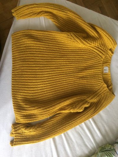 Žlutý svetr
