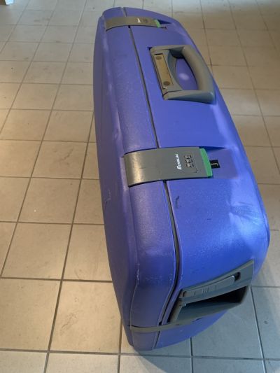 Veliký skořepinový kufr bez závad