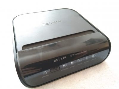 wifi router Belkin (malý, skryté antény)