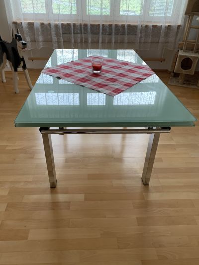 Skleněný stůl