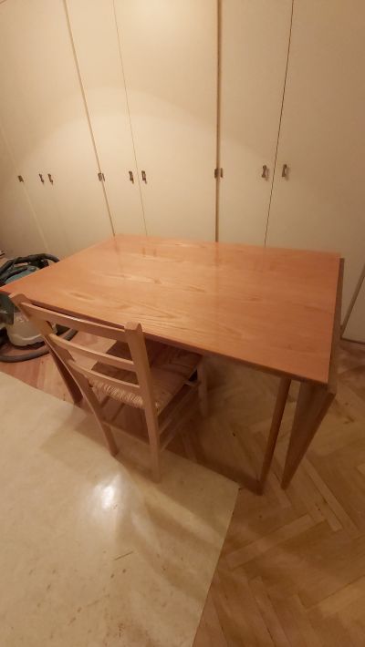 starší rozkládací stůl + dvě židle