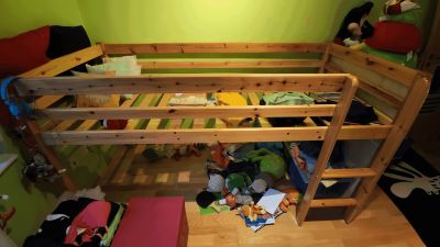 Rám zvýšené dětské postele, dole prostor na hraní