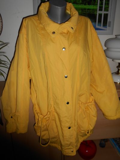 Žlutá bunda dámská