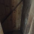 starou dřevěnou skříň