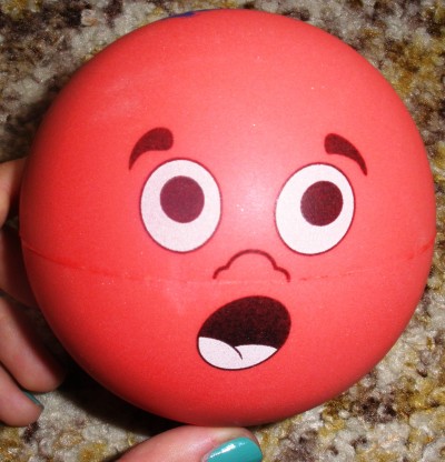 Červený míč s obličejem