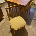 Stůl a čtyři židle