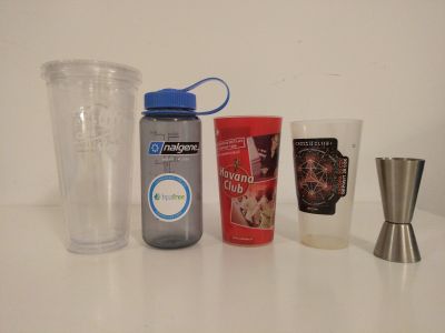 Plastové lahve, kelímky a kovová odměrka