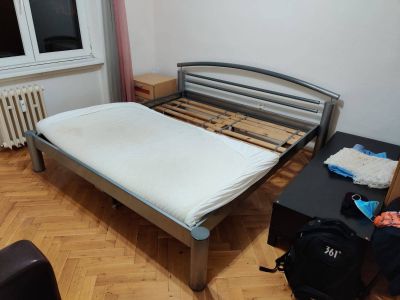 Kovová postel - letiště + rošt + matrace