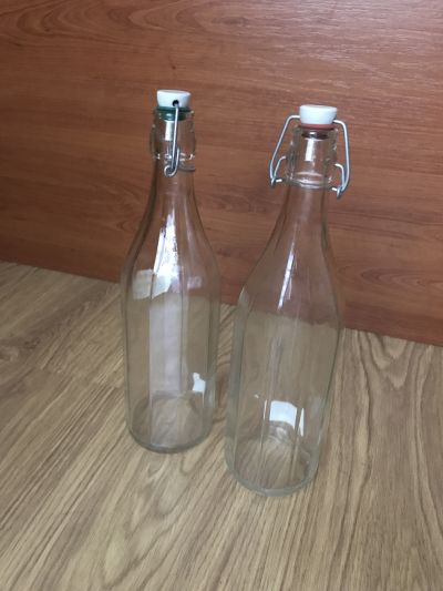 2 skleněné lahve se špunty