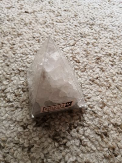 Pyramida s krystaly