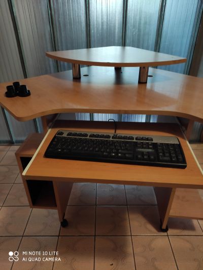 Rohový stůl na počítač