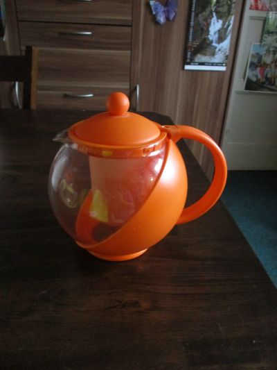 Konvička na čaj se sítkem oranžová
