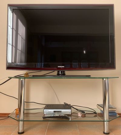 Televize, úhlopříčka 115cm se skleněným stolkem pod TV