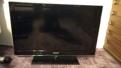 Televize Samsung úhlopř. 94  cm, nejde zapnout, třeba šikula