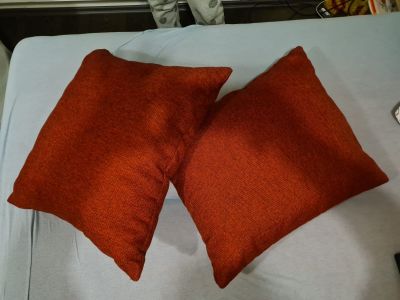 Dva červené polštáře