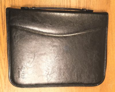 černá koženková sloha na dokumenty