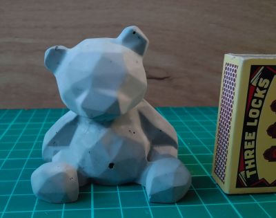 betonová figurka - medvěd - šedomodrá barva