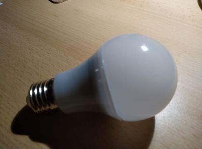 LED žárovka XQ-lite E27, 6W, 2700 K, 470 lm