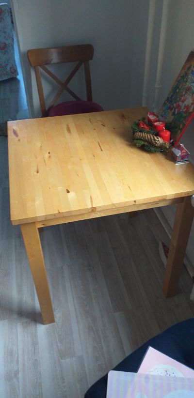Stůl Ikea malý