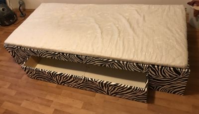 postel s úložným prostorem včetně matrace