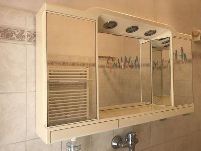 Zrcadlová skříňka do koupelny + držák na prádelní šňůry
