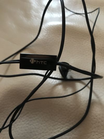 Daruji sluchátka HTC černé barvy