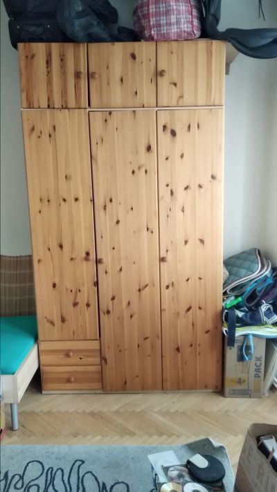 Dřevěná šatní skříň