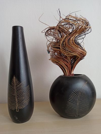 Malé dřevěné dekorační vázy