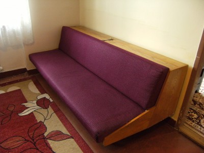 Retro rozkládací gauč - tmavá fuchsie