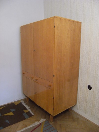 Světlá lakovaná skříň