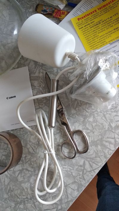 Objímka, kabel a stropní krytka od stropní lampy