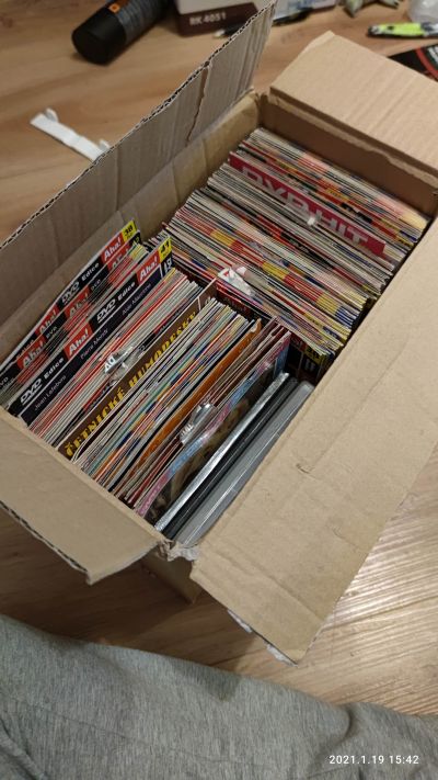 Krabice plná DVD filmů (česká klasika, francouzské, ...)