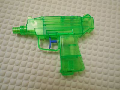 Zelená pistolka na vodu