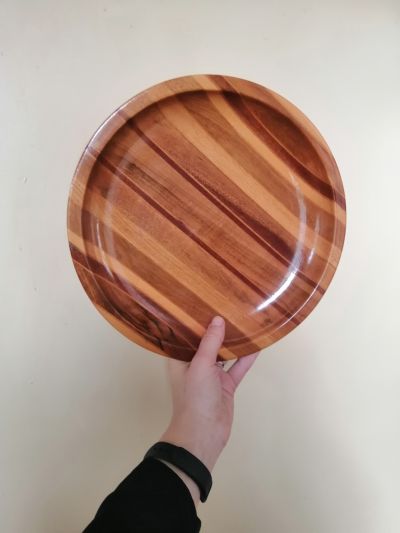 Dřevený lakovaný talíř