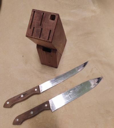 dřevěný blok a nože