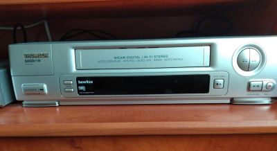 VHS přehrávač + 90 ks nahraných kazet