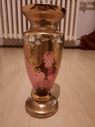 Zdobená váza z červeného skla